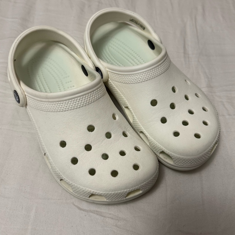 Crocs (W 7/ men’s 5) unisex adult classic solid white slip on clog shoe sandals